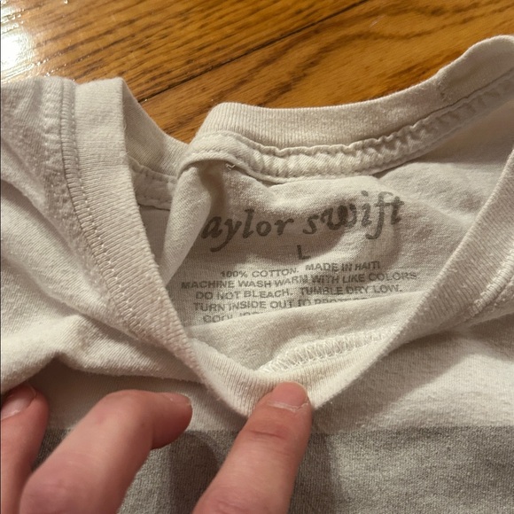 RARE Taylor Swift Folklore t-shirt size Large - Picture 4 of 7